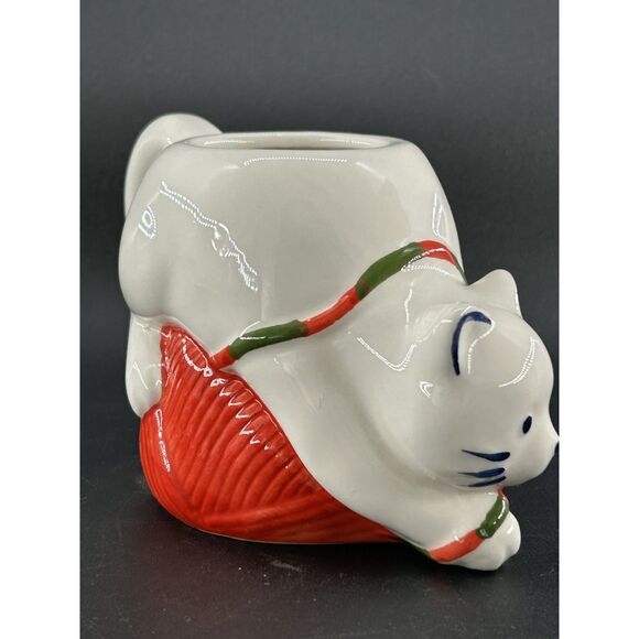 Wondershop Cat w Red Yarn Mug Earthenware 16 oz Cap 7"L x 4"W x 4 1/2" H - Picture 3 of 9